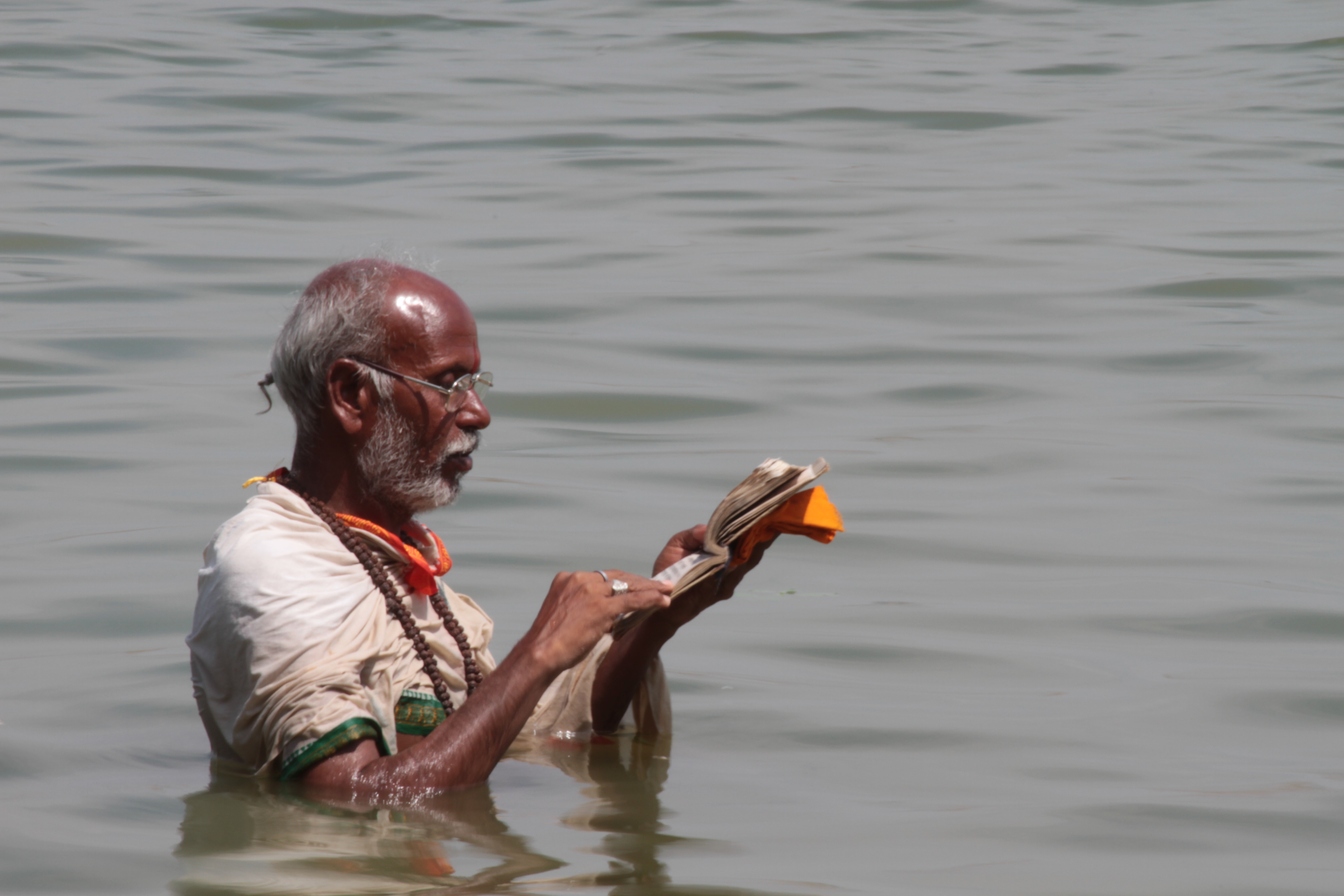 3 Lire les Veda dans le Gange_Vartanasi