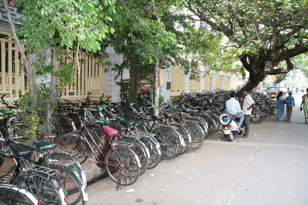 Scène de rue à Pondichéry avec de très nombreux vélos en stationnement