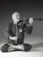 Yehudi Menuhin jouant en Padmasana