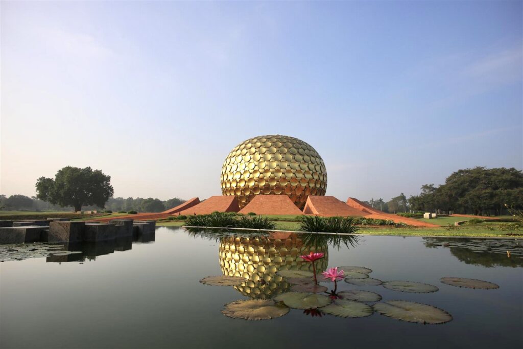 Le Matrimandir d'Auroville, vue du  plan d'eau avec des lotus, un lieu de méditation