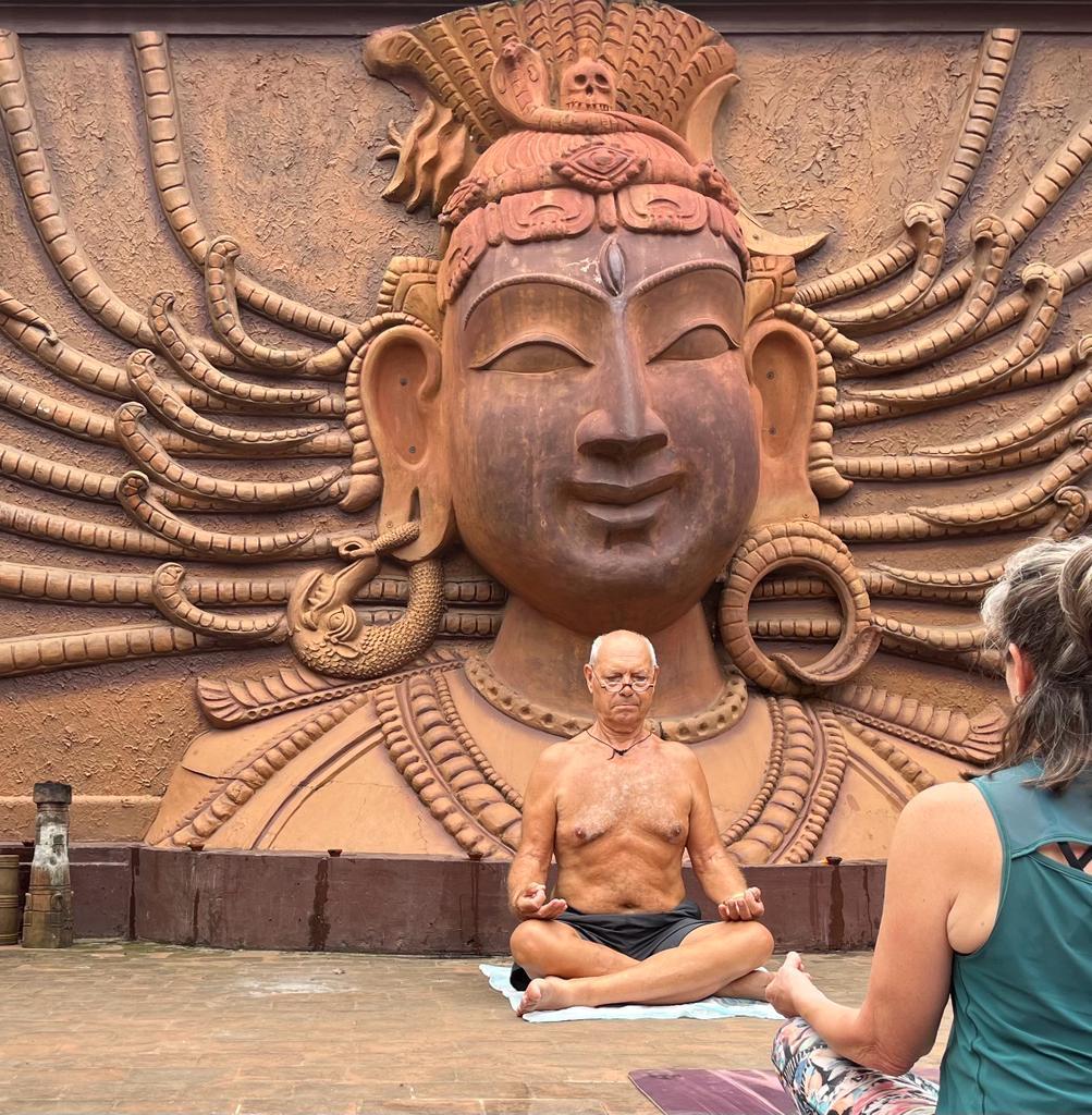 Cour de méditation devant le statue de Śiva - près de Kumbakonam au Tamil Nadu