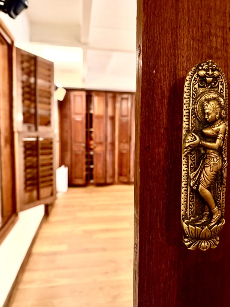 dotai de la poignet de la porte de la salle de Yoga Bruxelles