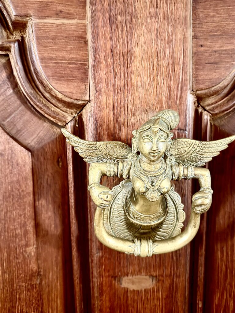 Porte indienne de la salle de Yoga de Bruxelles
