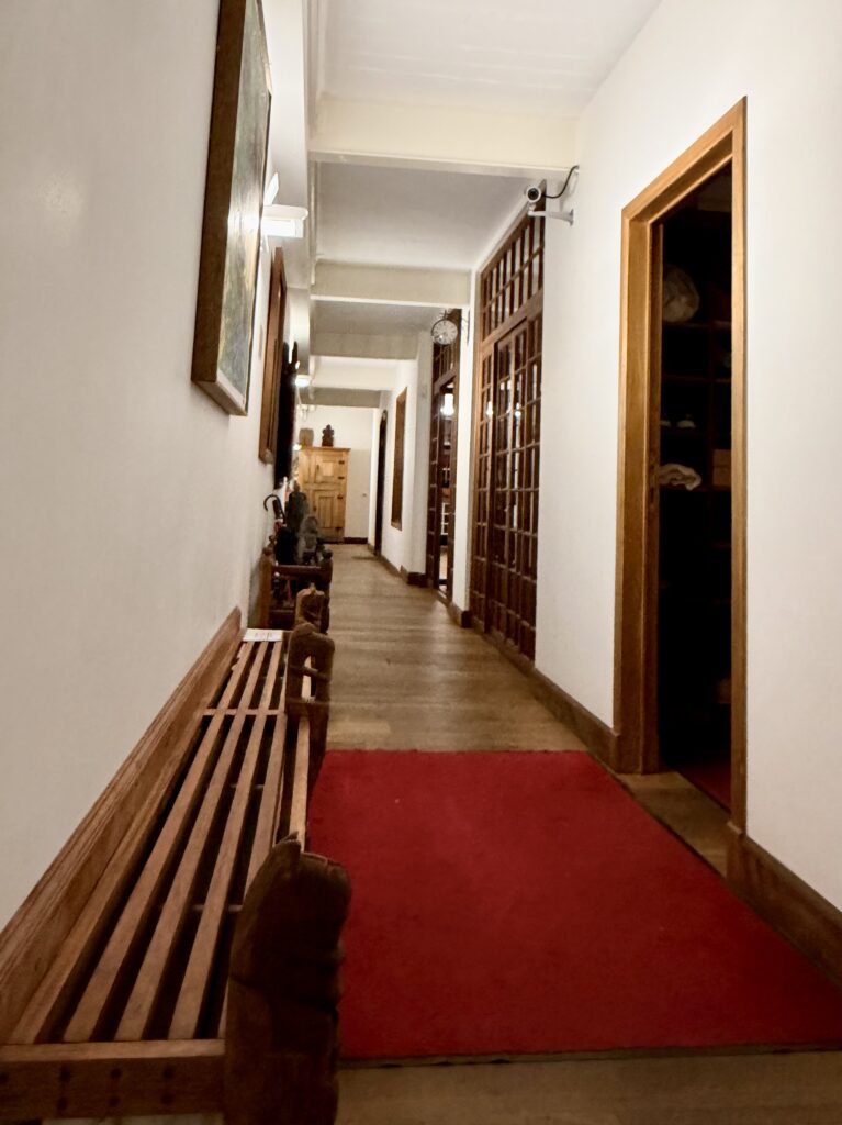Couloir d'entrée de l'Ashtanga Yoga Institut, la première porte à droite les vestiaires