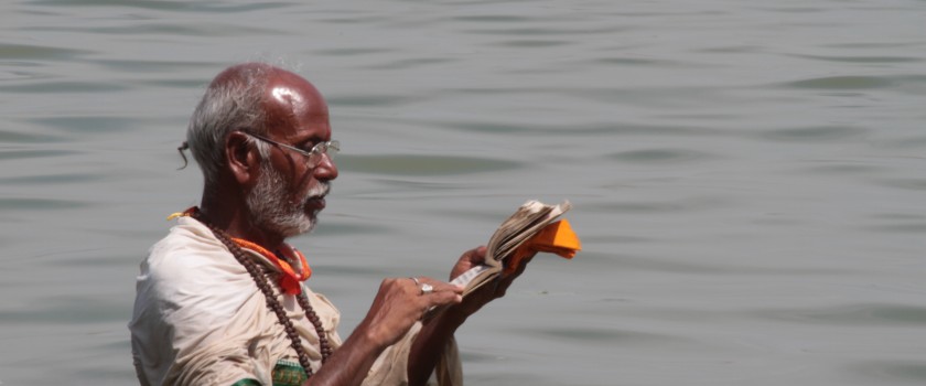 3 Lire les Veda dans le Gange_Vartanasi